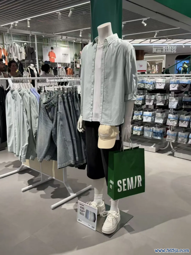 荷兰弟穿森马?159元同款裤售罄、店内上线“荷兰弟专区”,“步行街之王”如今七成收入靠孩子