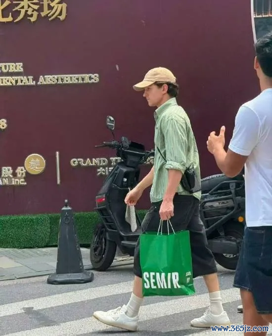 荷兰弟穿森马?159元同款裤售罄、店内上线“荷兰弟专区”,“步行街之王”如今七成收入靠孩子