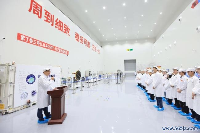 哈工大学生团队“手搓”5cm超薄卫星 年轻力量的航天梦