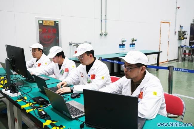 哈工大学生团队“手搓”5cm超薄卫星 年轻力量的航天梦