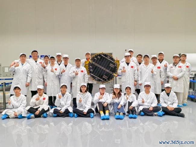 哈工大学生团队“手搓”5cm超薄卫星 年轻力量的航天梦