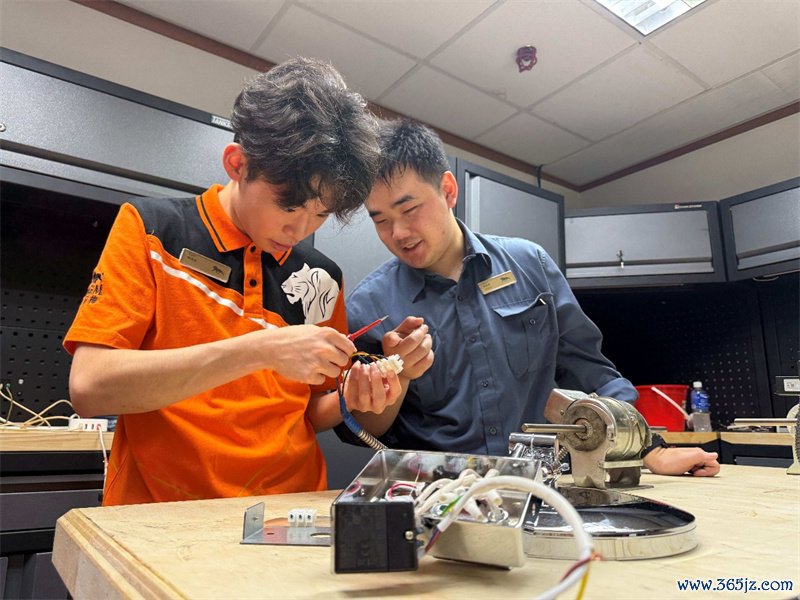 图为同学们学习体验酒店设备维护岗位的工作。主办方供图