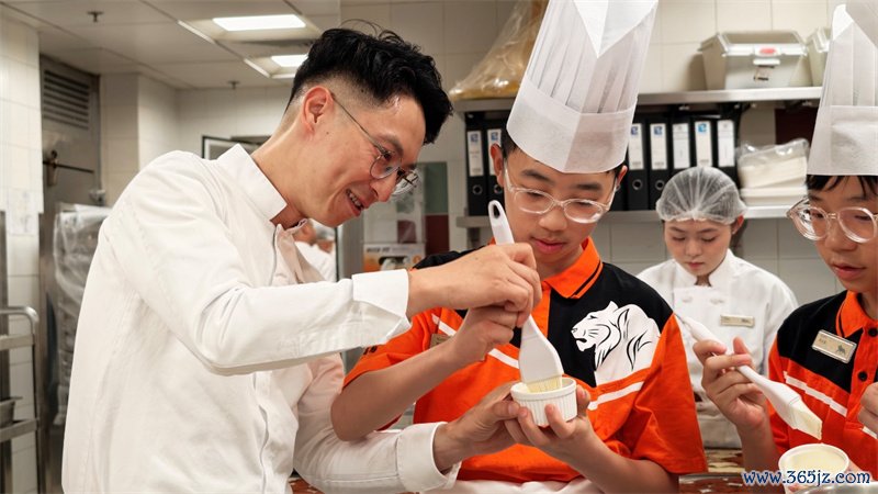 图为吴梓佑同学（左二）在父亲吴永谋（左一）指导下制作甜品。主办方供图