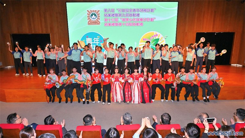 图为参与两项青年计划的学员登台展示培训成果。澳门特区司法警察局供图